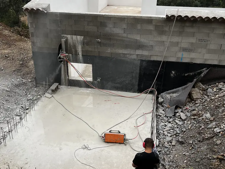 Chantier de sciage d'un mur banché de 30 cm à Hyères-les-Palmiers, vue d'ensemble