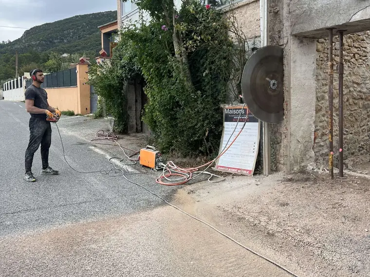 Intervention de sciage sur un mur en pierres de 40 cm à Mazaugues dans le Var