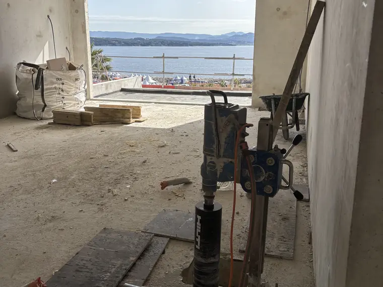 Carotteuse sur colonne fixée au sol pour un carottage de dalle béton sur un chantier à La Ciotat